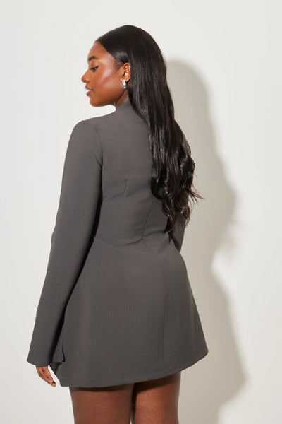 La mini-robe à manches fendues ultime