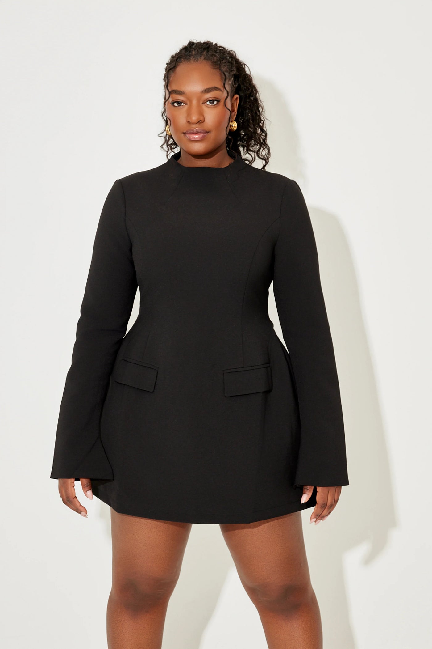 La mini-robe à manches fendues ultime