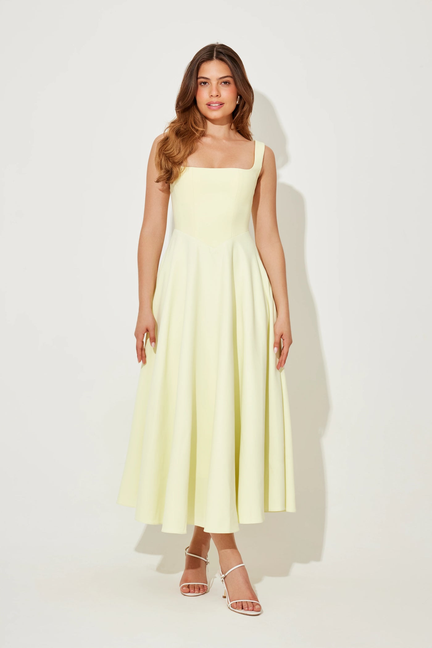 La robe midi taille haute à col carré ultime