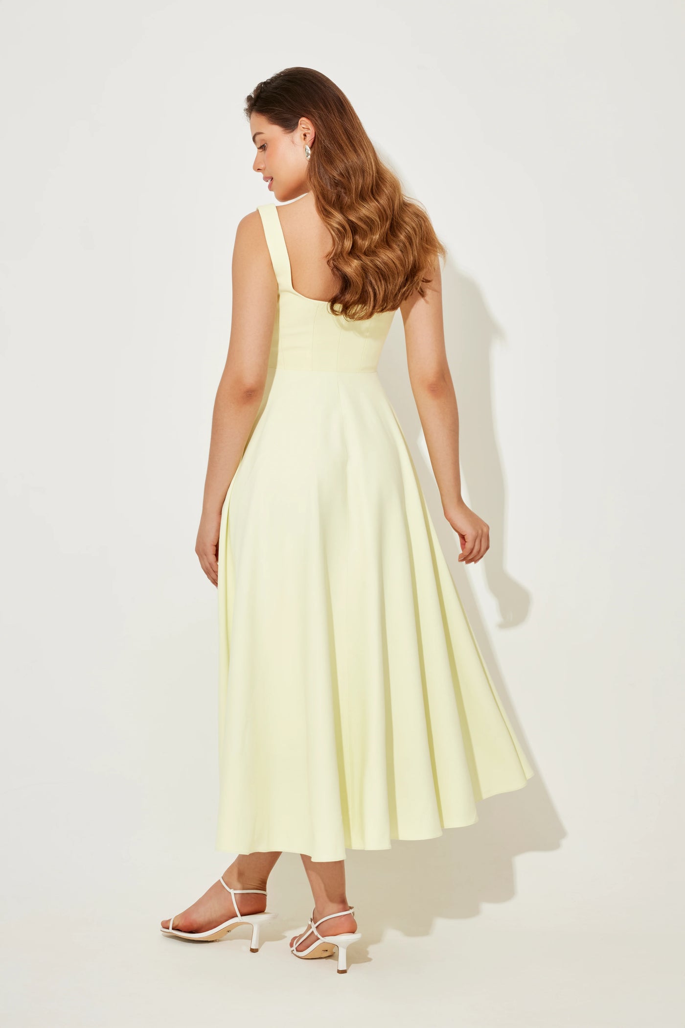La robe midi taille haute à col carré ultime