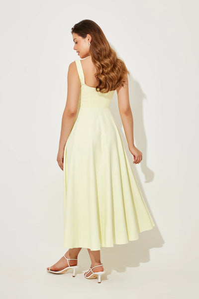 La robe midi taille haute à col carré ultime