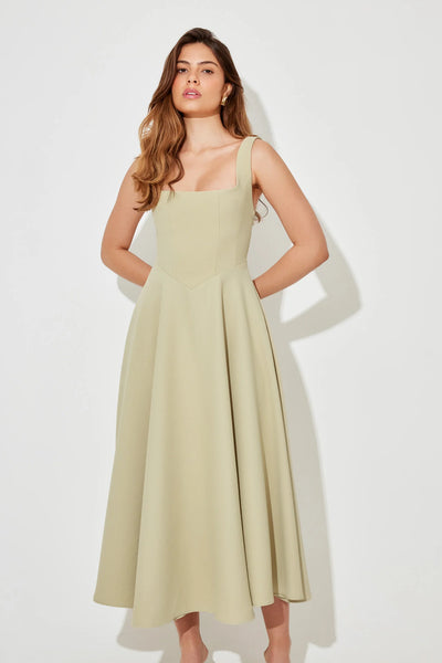 La robe midi taille haute à col carré ultime