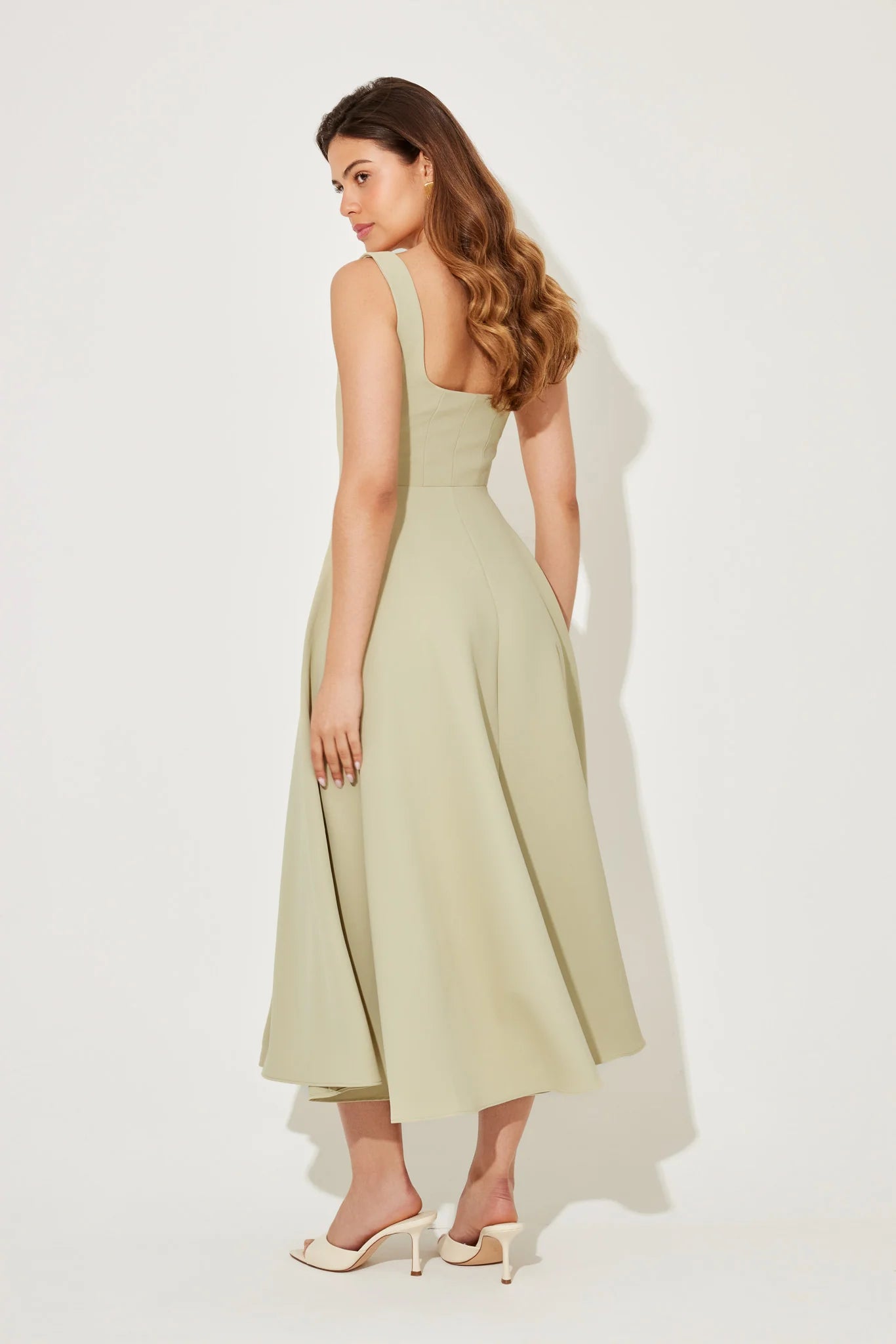 La robe midi taille haute à col carré ultime