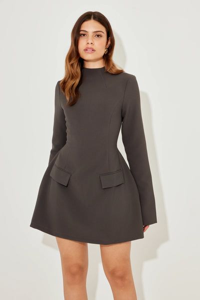 La mini-robe à manches fendues ultime