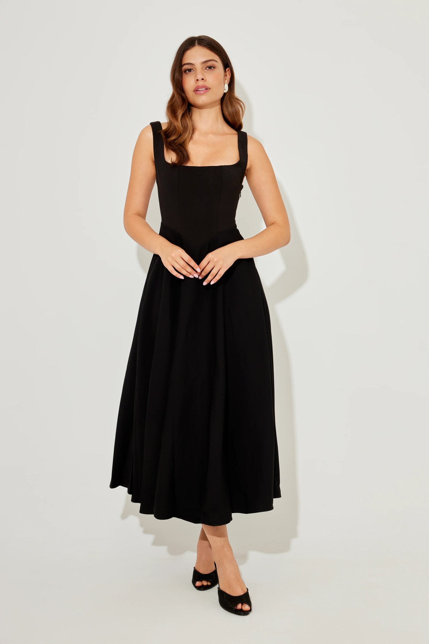 La robe midi taille haute à col carré ultime