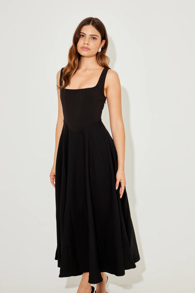 La robe midi taille haute à col carré ultime