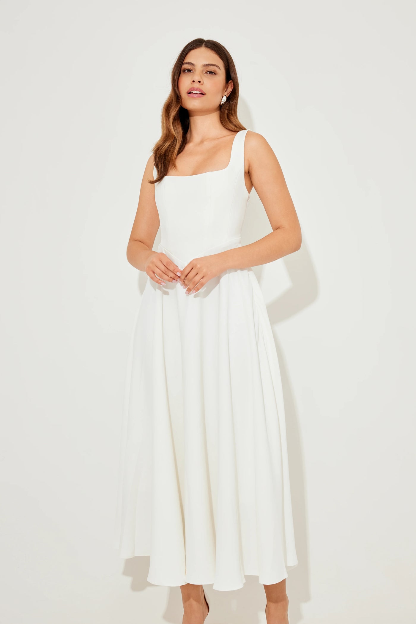 La robe midi taille haute à col carré ultime