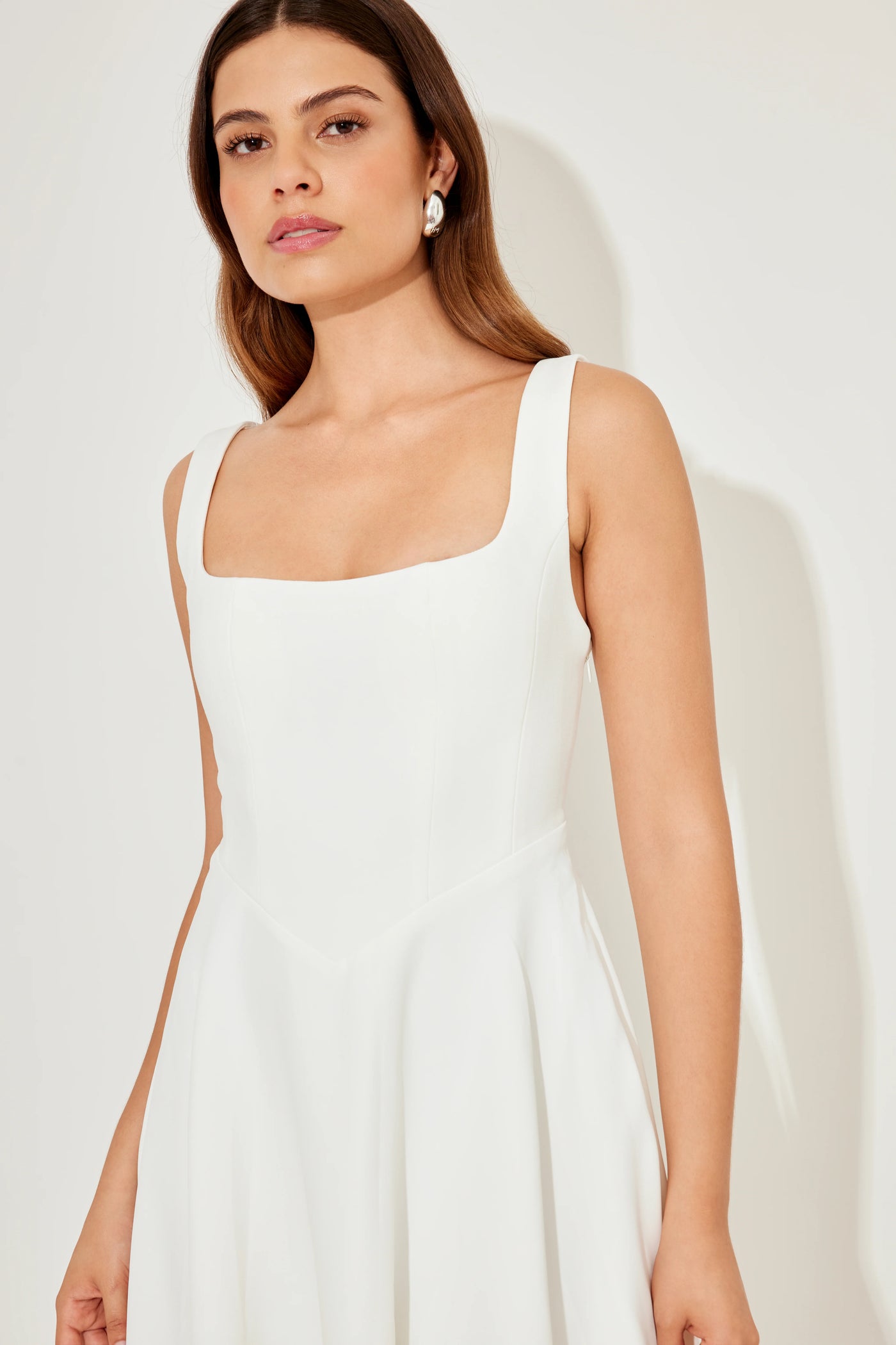 La robe midi taille haute à col carré ultime