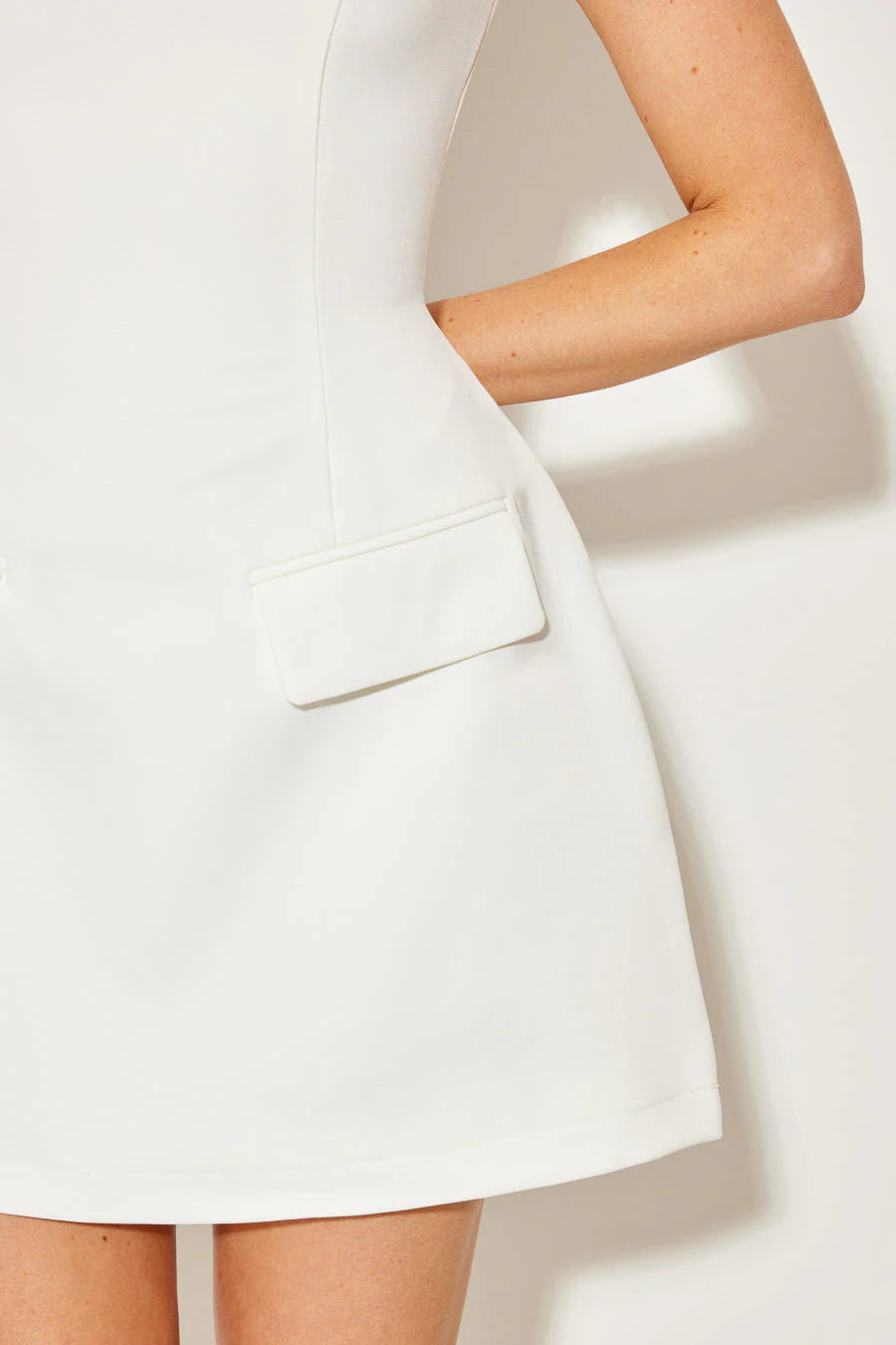La mini-robe à manches courtes ultime