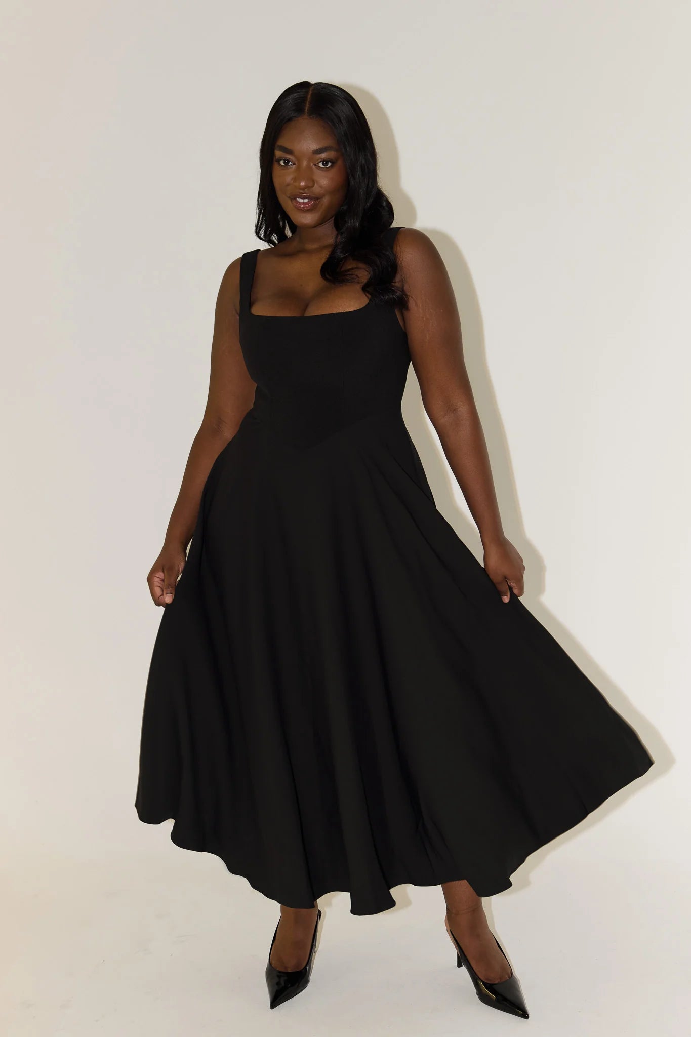 La robe midi taille haute à col carré ultime