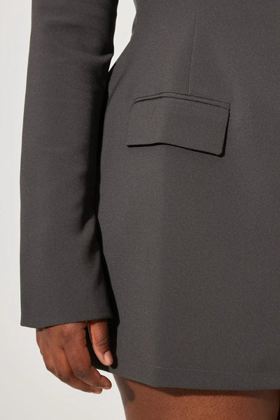 La mini-robe à manches fendues ultime