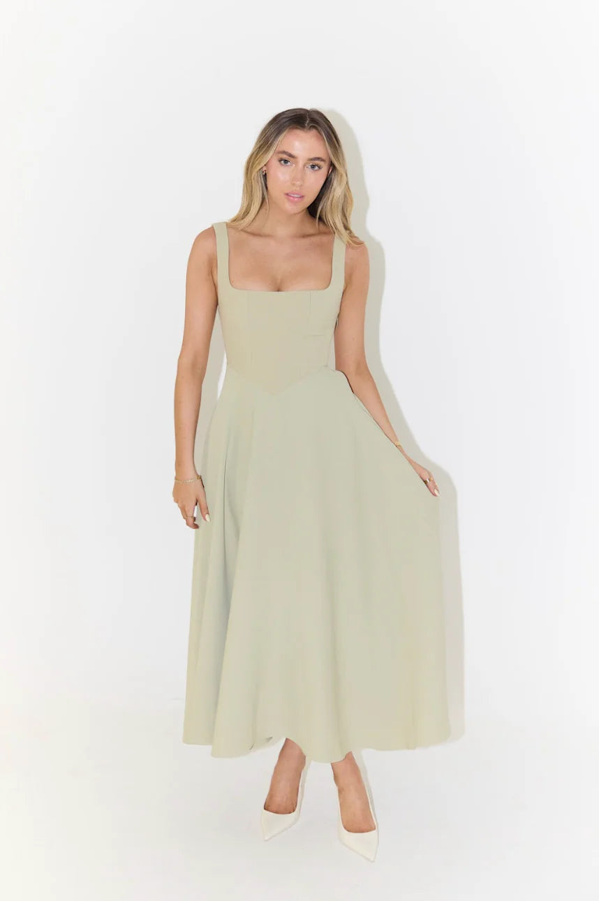 La robe midi taille haute à col carré ultime
